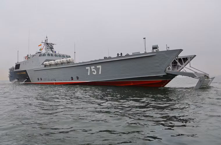 Cửa đổ bộ trên tàu Dyugon được thiết kế khá hiện đại. Đấy là loại cửa gấp gọn, khi đổ bộ phần cửa này sẽ được mở ra tạo thành cầu đổ bộ có chiều dài lớn.