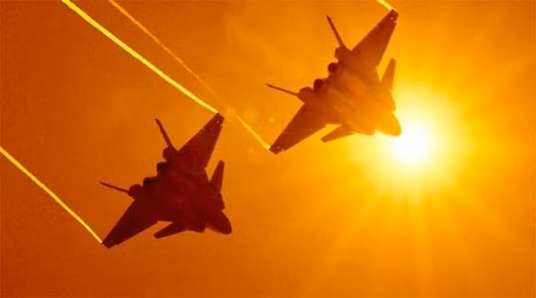 Trong quá trình sản xuất máy bay chiến đấu J-20, nhiều vật liệu tổng hợp được sử dụng và độ tin cậy về cấu trúc được nhấn mạnh trong thiết kế. Theo ước tính của các chuyên gia Trung Quốc, tuổi thọ của máy bay chiến đấu J-20 có thể đạt tới 9.000 giờ, tương đương với máy bay chiến đấu của Mỹ ở thế hệ ở cùng cấp độ.