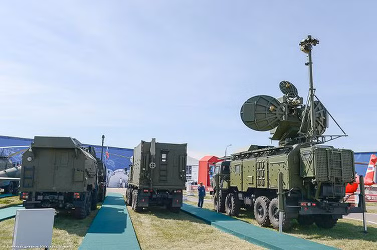 Trang Avia cho biết, nhờ các hệ thống Krasukha, máy bay không người lái Thổ Nhĩ Kỳ đã bị "đánh bật" khỏi các tuyến đường hoạt động, hiệu quả của chúng đã bị suy giảm nặng nề.