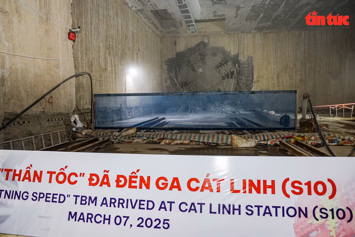 Khoảnh khắc TBM "Thần tốc" xuyên lòng đất tiến vào ga S10-Cát Linh - Hình 4 Khoanh khac TBM