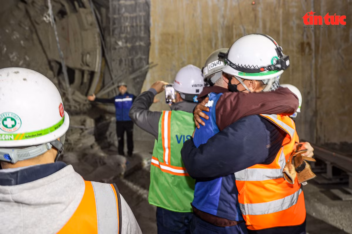 Khoảnh khắc TBM "Thần tốc" xuyên lòng đất tiến vào ga S10-Cát Linh - Hình 9 Khoanh khac TBM