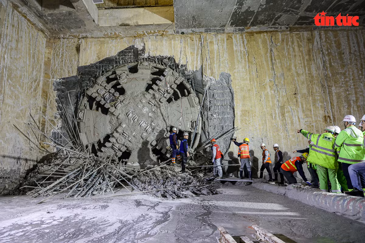 Khoảnh khắc TBM "Thần tốc" xuyên lòng đất tiến vào ga S10-Cát Linh - Hình 8 Khoanh khac TBM