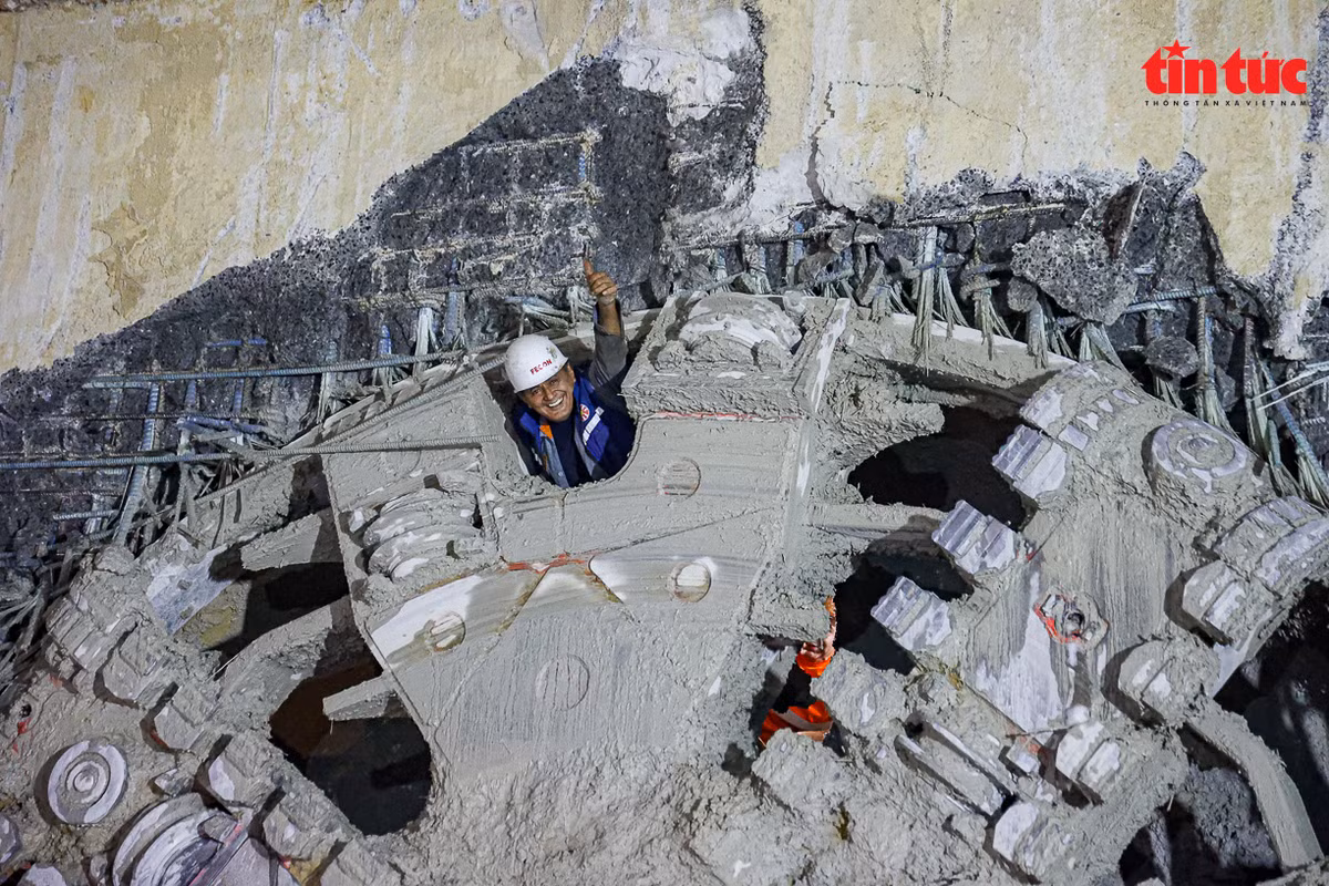 Khoảnh khắc TBM "Thần tốc" xuyên lòng đất tiến vào ga S10-Cát Linh - Hình 3 Khoanh khac TBM