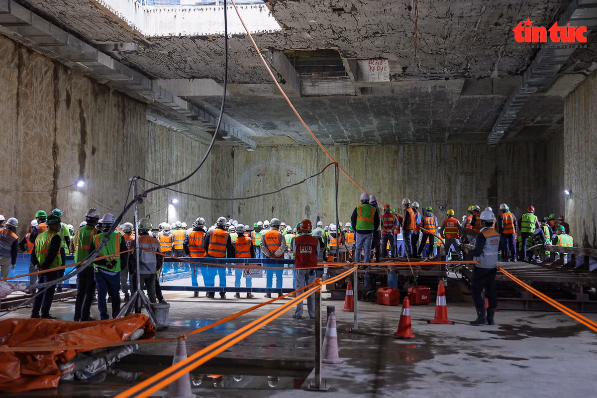 Khoảnh khắc TBM "Thần tốc" xuyên lòng đất tiến vào ga S10-Cát Linh Khoanh khac TBM