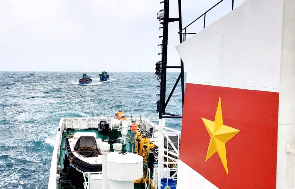 Tau cua Vung 3 Hai quan cuu keo kip thoi 2 tau ca gap nan tren bien-Hinh-2