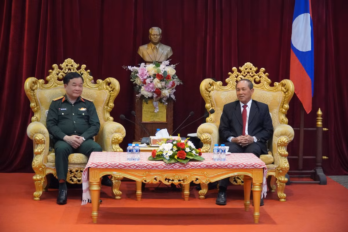 Thuc day hop tac quoc phong, giao luu nhan dan Viet Nam - Lao