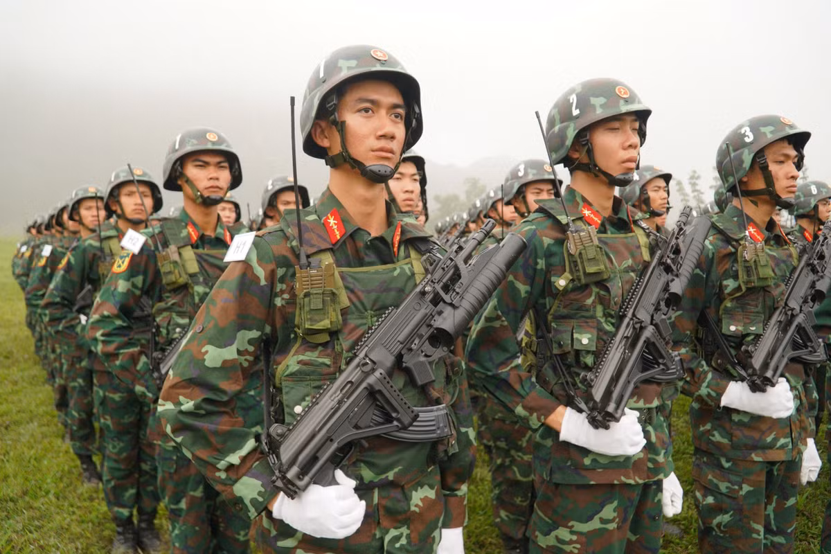 Nỗi bật trong các khối đại diện cho Quân binh, chủng tham gia diễu binh, diễu hành là khối chiến sĩ Lục quân với súng tiểu liên STV 380 kết hợp với súng phóng lựu 40 mm.