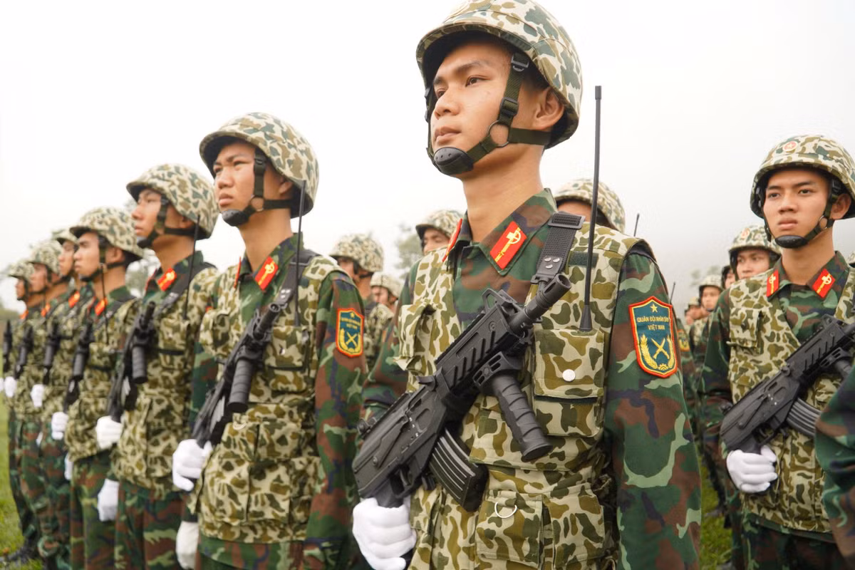 Một phiên bản carbine của STV380 của STV 022 với thiết kế gần giống STV 215 nhưng không có báng súng. Đây cũng là biến thể nhỏ gọn nhất trong dòng súng STV.