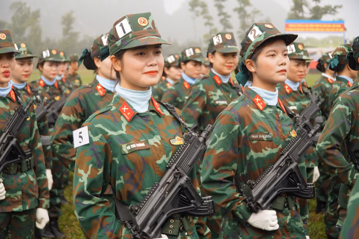 Súng tiểu liên STV 215 cũng có nguyên lý hoạt động giống như tiểu liên STV 380 nhưng tầm bắn của STV 215 chỉ hiệu quả trong khoảng 250 m, sơ tốc đầu đạn 615 m/s, khi có đạn súng nặng 3,7 kg.