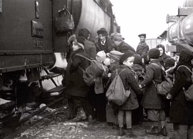 Cuối năm 1942, bà Sendler tham gia phong trào kháng chiến Zegota chống phát xít của những người Ba Lan giúp người Do Thái. Theo đó, bà được phân công làm trưởng “nhóm trẻ em” gồm 20 thành viên. Một trong những nhiệm vụ hàng đầu của Zegota là giải thoát những đứa trẻ Do Thái trước khi bị phát xít Đức giết hại.