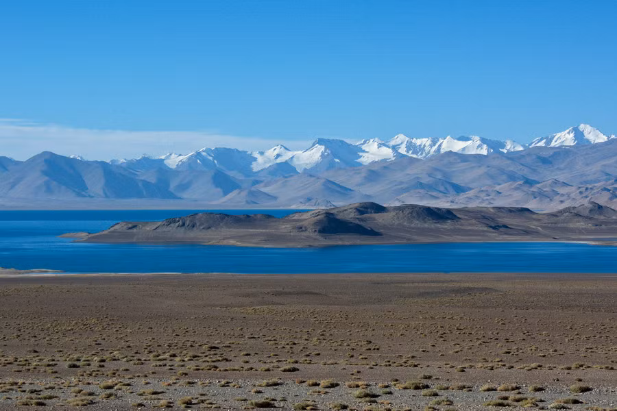 Hồ Karakul có diện tích khoảng 380 km2, sâu tới hơn 230m. Nơi đây được hình thành sau khi một mảnh thiên thạch va chạm vào Trái đất khoảng 25 triệu năm trước.