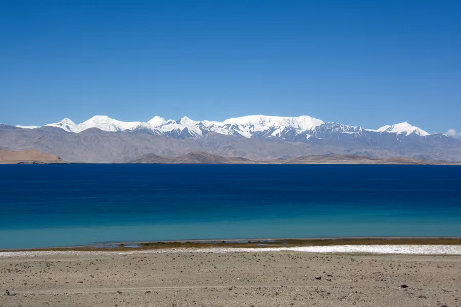 Hồ Karakul hay còn gọi "hồ Đen" nằm trên dãy núi Pamir và thuộc Công viên Quốc gia Tajik của Tajikistan. Theo các chuyên gia, hồ nước này nằm trong lưu vực kín ở độ cao 3.900 mét so với mực nước biển.