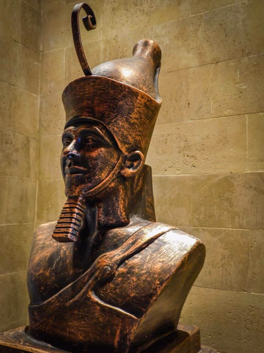 Menna hay còn gọi Menes, Meni là pharaoh Ai Cập đầu tiên sau khi thống nhất Thượng và Hạ Ai Cập. Không những vậy, ông hoàng này còn ghi dấu ấn với việc chuyển hướng sông Nile ở Hạ Ai Cập để cuộc sống của người dân tốt hơn.