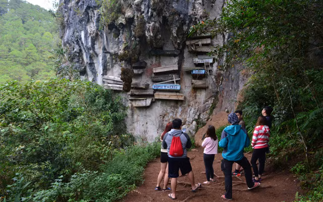 Trong những năm gần đây, nhiều du khách ghé thăm vùng núi Sagada để chiêm ngưỡng các cỗ quan tài treo và tìm hiểu về tập tục mai táng cổ xưa đặc biệt này.
