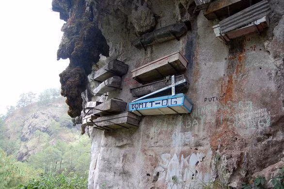Theo các chuyên gia, tộc người Igorot tại vùng núi Sagada thực hiện tập tục an táng những người quá cố trong quan tài gỗ rồi đóng đinh hoặc treo lên vách núi cao từ hơn 2.000 năm trước.