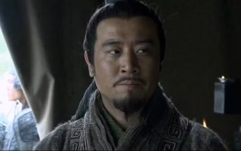 Cụ thể, sau thất bại trong trận Di Lăng trước quân Đông Ngô, Lưu Bị lâm bệnh nặng ở thành Bạch Đế vào năm 223 sau Công nguyên. Biết bản thân không còn sống được bao lâu, vị quân chủ nhà Thục Hán cho gọi con trai Lưu Thiện và Gia Cát Lượng cùng Lý Nghiêm tới gặp.