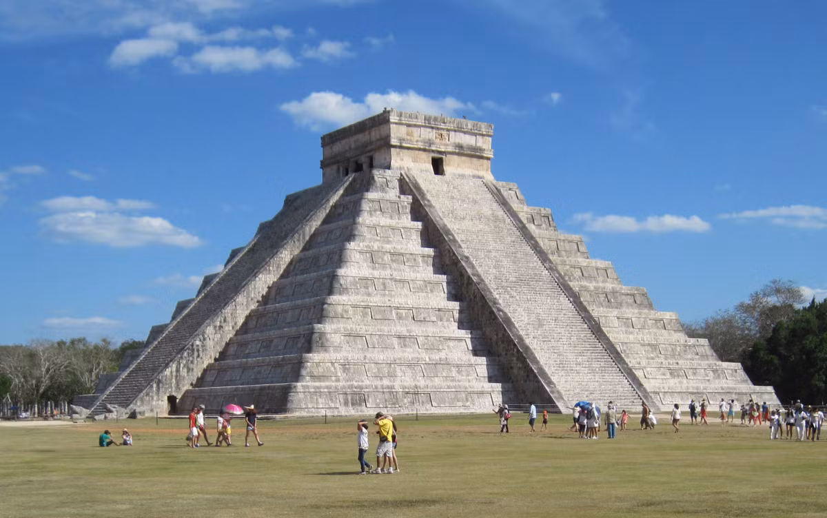 Nền văn minh Maya phát triển ở bán đảo Yucatan của Trung Mỹ, thuộc Đông Nam Mexico, Bắc Guatemala và Honduras ngày nay vào khoảng 2.000 năm trước. Trong thời gian tồn tại, người Maya đạt được nhiều thành tựu lớn ở các lĩnh vực, bao gồm kiến trúc. Các kim tự tháp kỳ vĩ của người Maya khiến hậu thế ngưỡng mộ và tò mò.