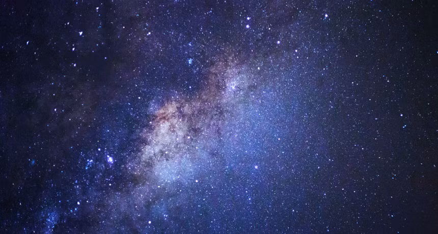 Giáo sư Adam Riess thuộc Viện Khoa học quản lý kính viễn vọng không gian của NASA (STScI) và Đại học Johns Hopkins (Baltimore, bang Maryland) dẫn đầu nhóm nghiên cứu công bố phát hiện quan trọng về vũ trụ trên trong một thông cáo báo chí.