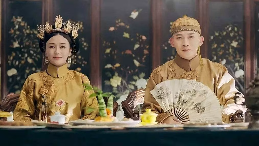 Đầu tiên, những người phụ trách tang lễ sẽ sẽ dùng nước hoa uất kim hương để tắm rửa sạch sẽ cho nhà vua sau khi băng hà.