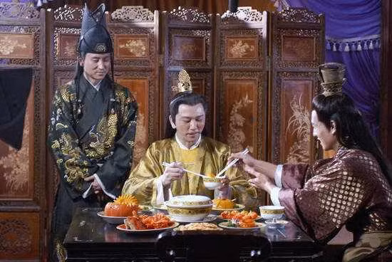 Trong số này, tập tục mai táng của hoàng đế thu hút sự quan tâm của công chúng. Các nhà nghiên cứu phát hiện một bí mật lớn là sau khi băng hà, nhà vua không được chôn cất ngay như với dân thường.