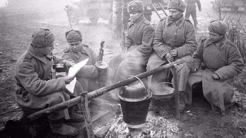 Việc uống rượu vodka sẽ giúp binh sĩ Liên Xô làm ấm cơ thể một phần trong điều kiện thời tiết mùa Đông lạnh giá.