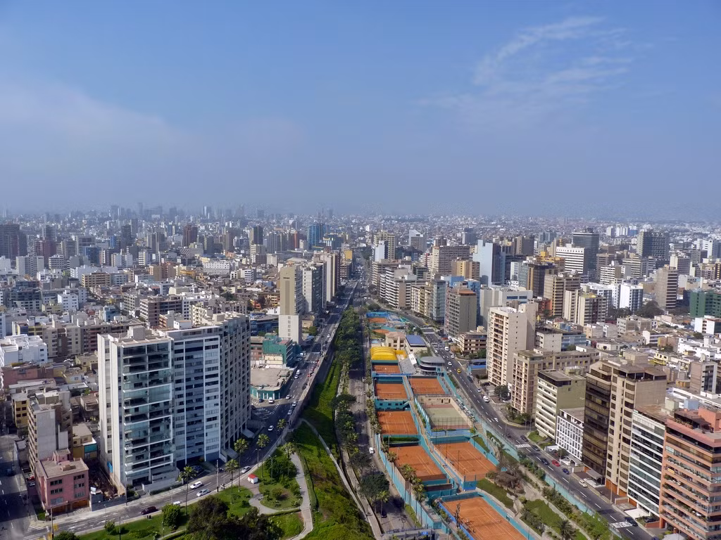 Không khí ven biển tiếp xúc với mặt nước lạnh bị dòng khí lạnh chặn lại nên không thể ngưng tụ thành các đám mây vũ tích. Vậy nên, không thể gây mưa. hơi nước chỉ có thể tạo thành sương mù.