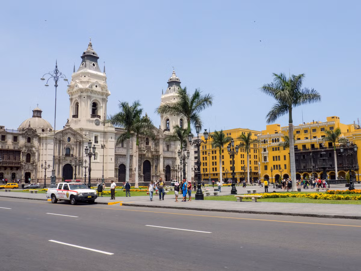 Thành phố Lima chủ yếu nằm ở sườn đông của dãy núi Andes - ngọn núi cao nhất Nam Mỹ. Tại khu vực này, luồng không khí chìm xuống, hướng gió cơ bản thổi hướng song song với mực nước biển.