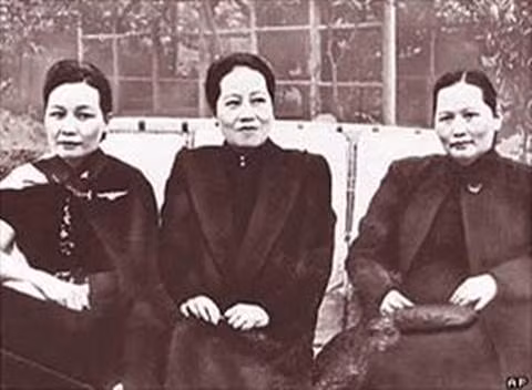 Tống Ái Linh, Tống Khánh Linh và Tống Mỹ Linh là 3 chị em ruột xuất thân trong gia đình họ Tống danh giá và quyền lực. Họ đều là những nhân vật có ảnh hưởng lớn đến lịch sử Trung Quốc trong thế kỷ 20.