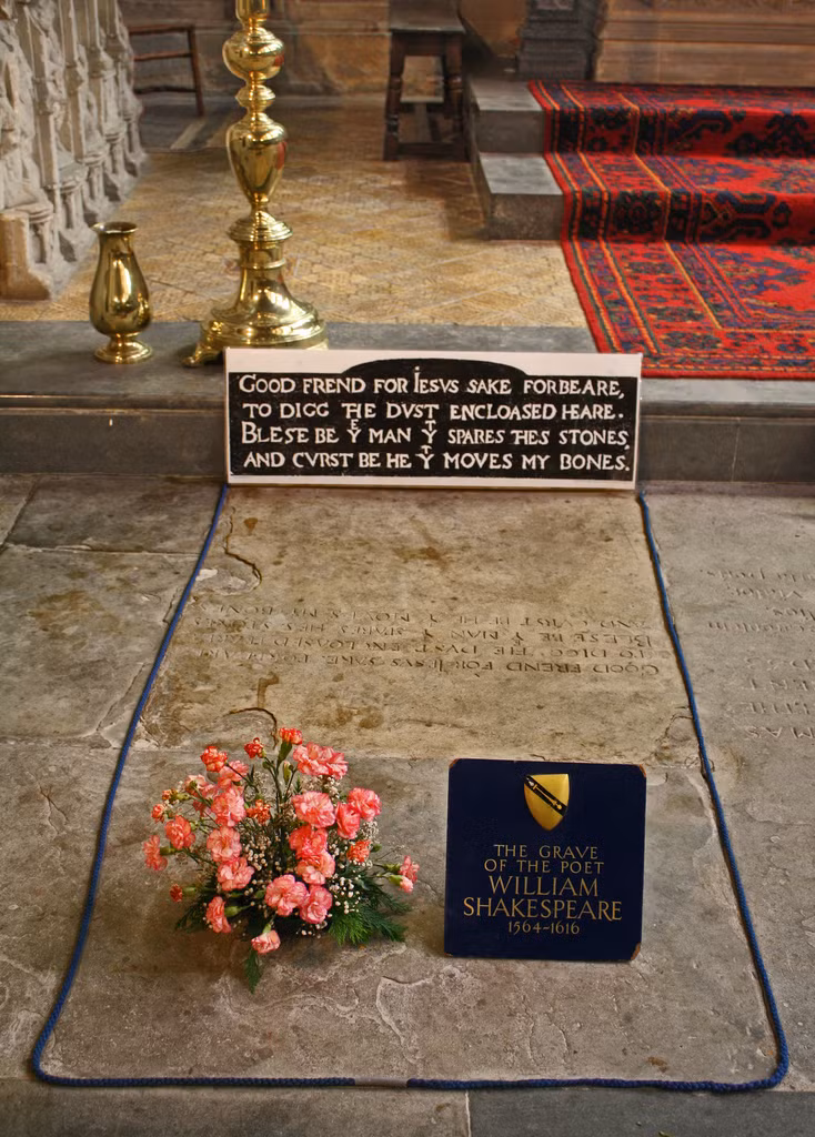Không biết lời nguyền có ứng nghiệm thật hay không nhưng thực tế là ngôi mộ của Shakespeare nguyên vẹn theo thời gian.