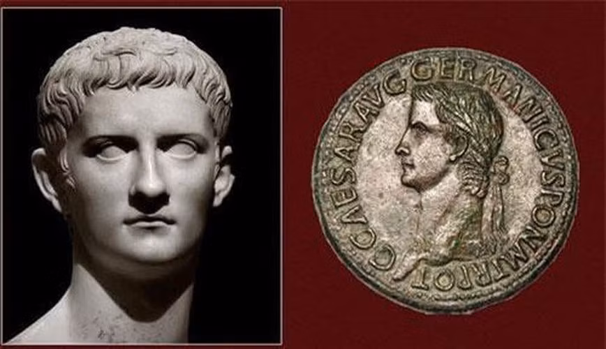 Theo đó, Caligula thường ăn mặc như một vị thần. Ông hoàng này thường mặc trang phục của các vị thần, á thần như: Hercules, Mercury, Venus, Apollo... Không những vậy, Caligula hạ lệnh xây dựng một cây cầu nối liền cung điện với đền thờ thần Jupiter - vua của các vị thần và là vị thần của bầu trời và sấm sét.