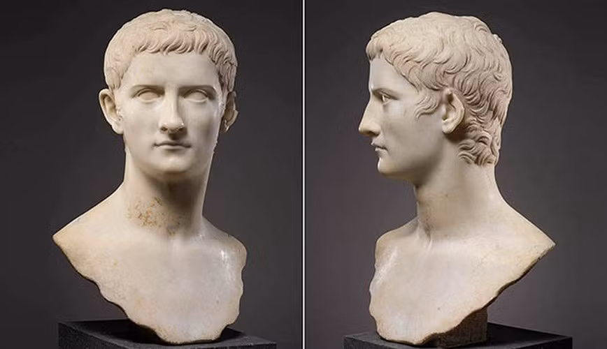 Tiếp đến, Caligula cho xây dựng 2 đền thờ ở Rome để nhân dân thờ phụng mình. Thỉnh thoảng, ông hoàng này xuất hiện tại những nơi này để ban phước cho dân chúng.
