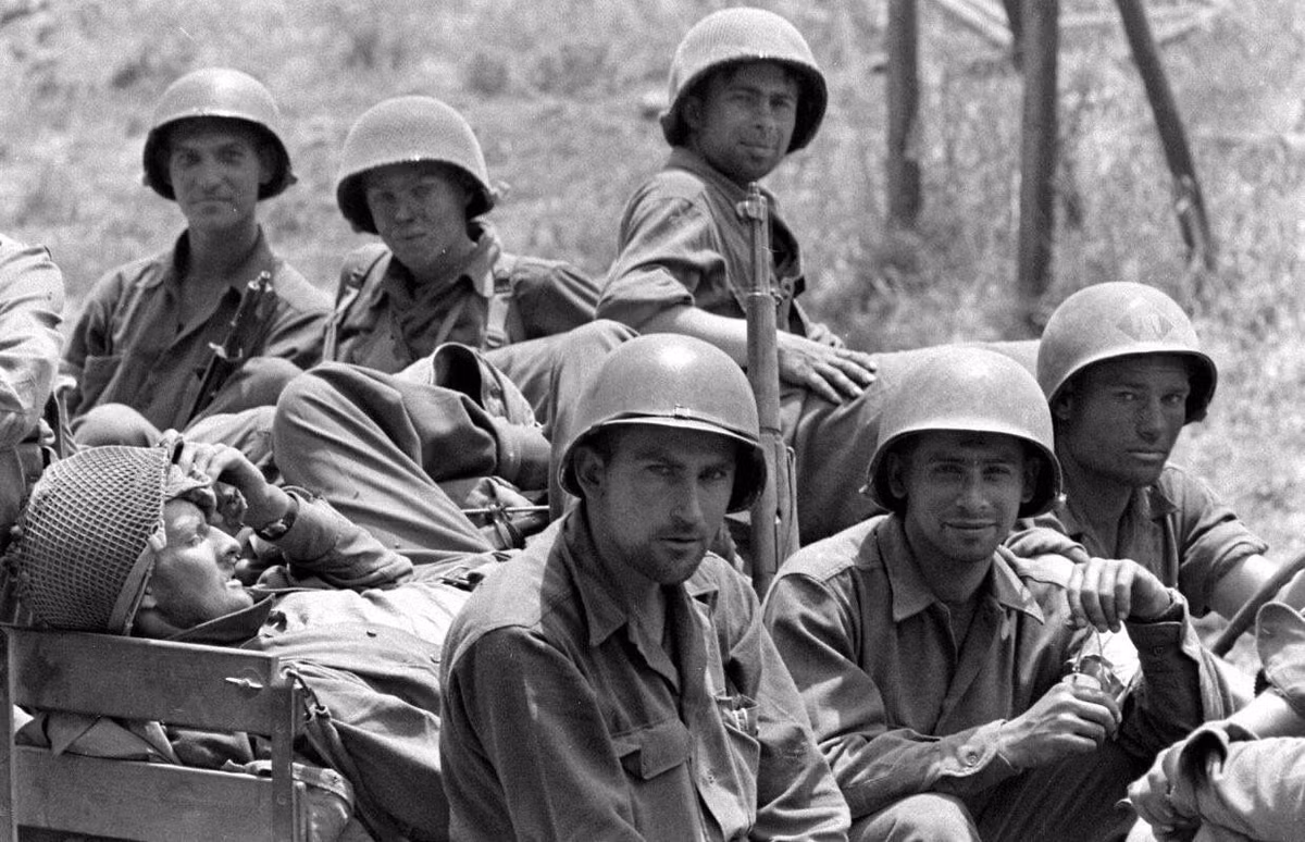 Tiếp đến, họ được dạy cách dịch và khai thác những bản đồ của lực lượng phát xít thu giữ được.