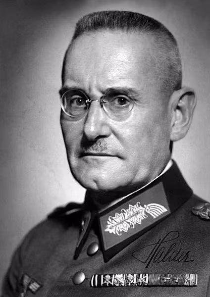 Sinh ở Würzburg, Đức, Franz Halder lớn lên trong một gia đình có truyền thống làm quân nhân. Tiếp nối truyền thống của gia đình, ông giữ chức vụ cao nhất trong quân đội là Tham mưu trưởng Bộ chỉ huy tối cao Lục quân Đức.