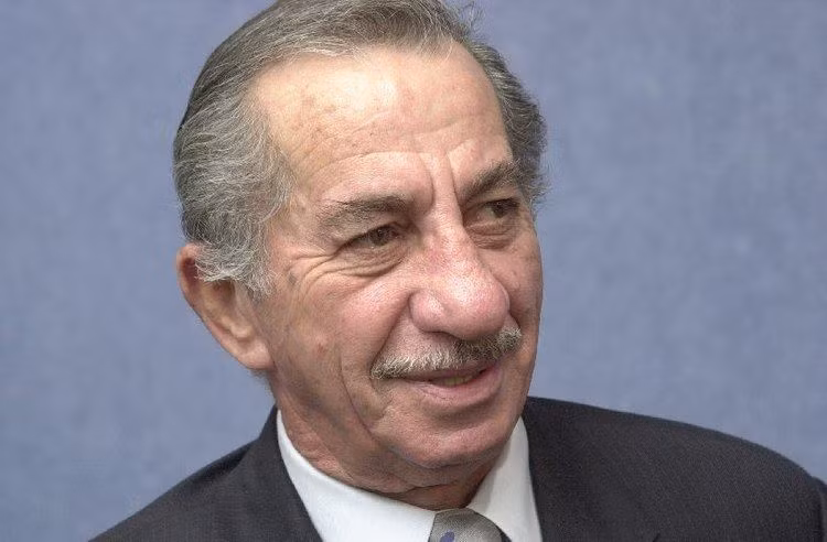 Tassos Papadopoulos (1934 - 2008) là Tổng thống đảo Síp trong thời gian từ năm 2003 - 2008.