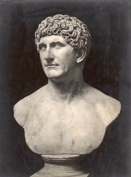 Nhằm bảo vệ người tình Cleopatra, tướng Marcus Antonius tìm mọi cách để loại bỏ Octavius để giúp con trai của Julius Caesar và Cleopatra là Caesarion làm người thừa kế hợp pháp của cha. Trong khi đó, Octavius là con nuôi của Julius Caesar.