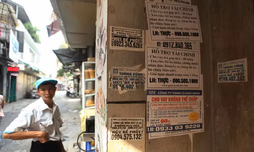 Tờ rơi quảng cáo dán đè lên nhau như “ma trận”.