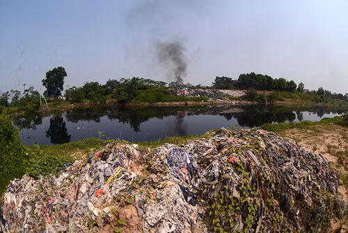 Sông Nhuệ, một dòng sông đóng góp vào lịch sử hình thành nền văn minh sông Hồng nay đang biến thành "dòng sông chết" bởi sự phát triển phức tạp của các làng nghề.