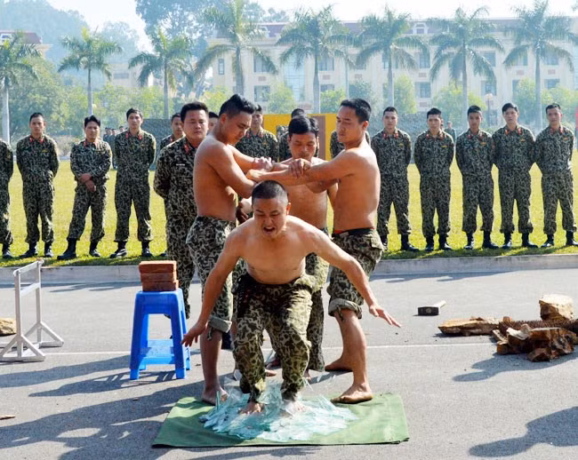 Nhờ chú trọng rèn luyện thể lực, trình độ võ thuật và kỹ thuật chiến đấu trong phòng, chống khủng bố nên cán bộ, chiến đấu viên của đơn vị đều thực hiện các bài tập hết sức chuẩn xác.