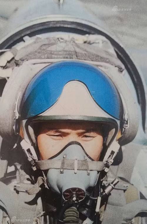 Phi công MiG-21 trên buồng lái. Nguồn ảnh: Sina