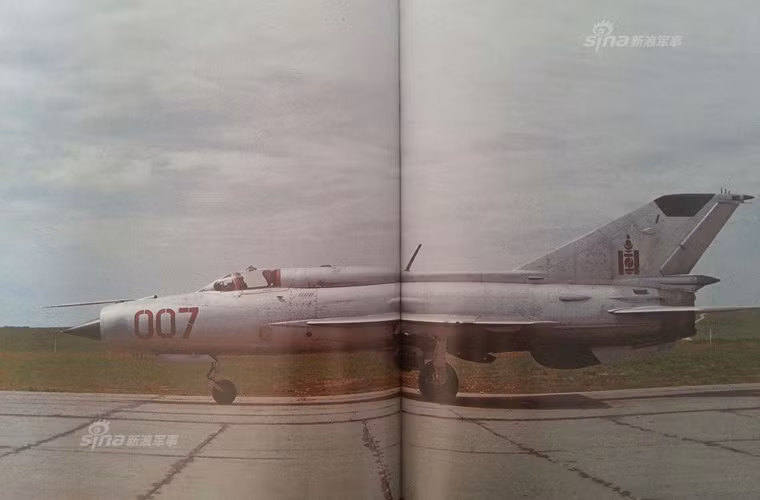 Mạng Sina mới đây tiếp tục đăng tải loạt hình ảnh màu, hiếm hoi về Không quân Nhân dân Mông Cổ trước năm 1990. Ảnh: Máy bay chiến đấu “xương sống” MiG-21 của Mông Cổ trước năm 1990. Nguồn ảnh: Sina