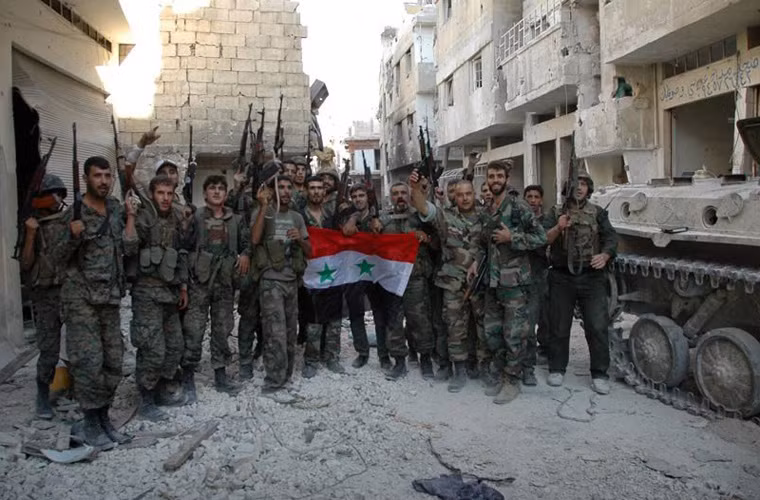 Các hình ảnh binh sĩ Quân đội Syria ăn mặc lôm côm, bụi bặm, trang bị khí tài thiếu đồng bộ, xe bọc thép thì “nát như tương” đang dần được thay thế dù cho cuộc nội chiến khốc liệt vẫn đang diễn ra. Nguồn ảnh: Mehr