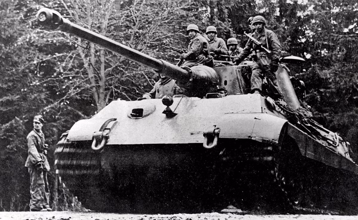 Trong khi đó, họ hàng xe tăng hạng nặng Tiger của Henschel làm tốt hơn như thế, chúng được sản xuất với số lượng tới hơn 1.000 chiếc. Tuy nhiên, đó là không đủ để thay đổi cán cân quân sự trên chiến trường với Liên Xô. Trong ảnh, lính đồng minh ngồi trên một chiếc King Tiger bị bắt sống. Nguồn ảnh: Warthunder