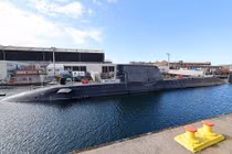 Tàu ngầm hạt nhân tấn công HMS Anson (S123) của Hải quân Hoàng gia Anh neo tại cảng. Đây là tàu ngầm lớp Astute, có khả năng mang tên lửa hành trình Tomahawk và thực hiện các nhiệm vụ răn đe, tấn công tầm xa.