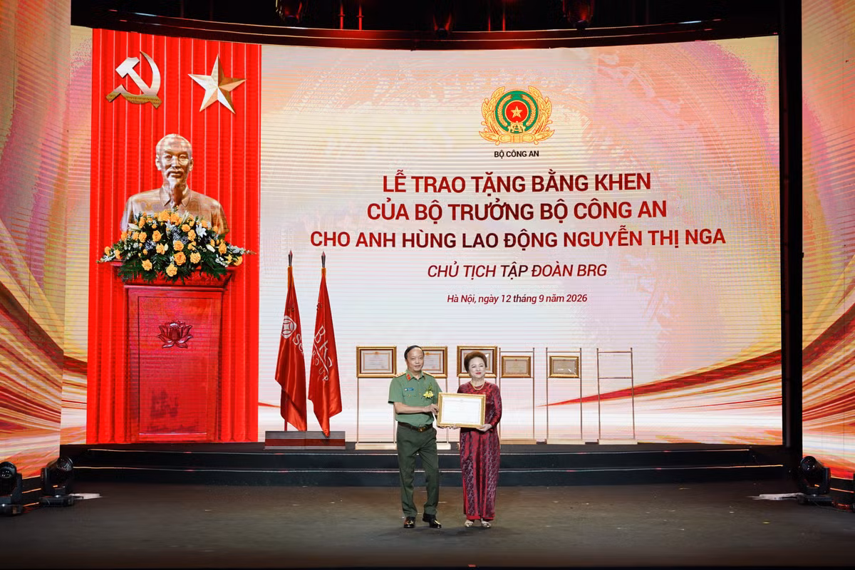 anh-4-thu-truong-bo-cong-an-thuong-tuong-dang-hong-duc-trao-bang-khen-cua-bo-truong-bo-cong-an-tang-doanh-nhan-nguyen-thi-nga.jpg