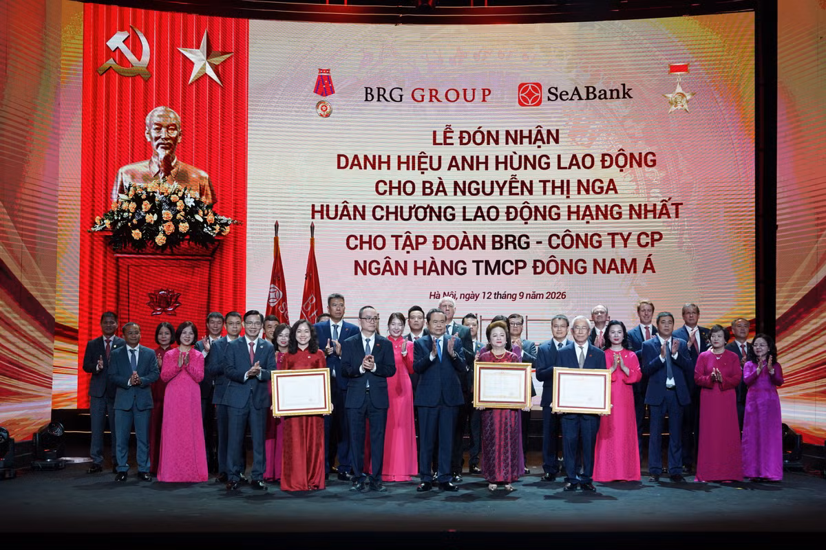anh-2-uy-vien-bo-chinh-tri-chu-tich-quoc-hoi-tran-thanh-man-trao-danh-hieu-anh-hung-lao-dong-cho-doanh-nhan-nguyen-thi-nga-cung-huan-chuong-lao-dong-hang-nhat-cho-tap-doan-brg-va-ngan-hang-seabank.jpg