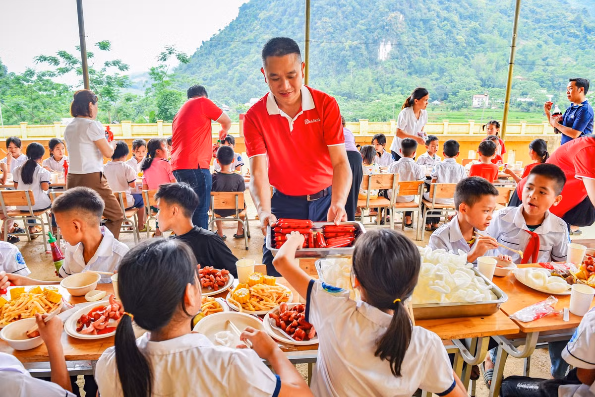 anh-4-hoat-dong-nau-an-cho-em-buffet-0-dong-nhan-duoc-su-huong-ung-tich-cuc-tu-cac-em-hoc-sinh.png