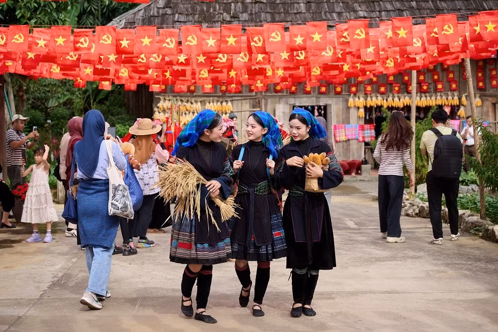 Gallery - Du khách xúc động dự lễ thượng cờ linh thiêng trên đỉnh Fansipan dịp 2/9 - image 3