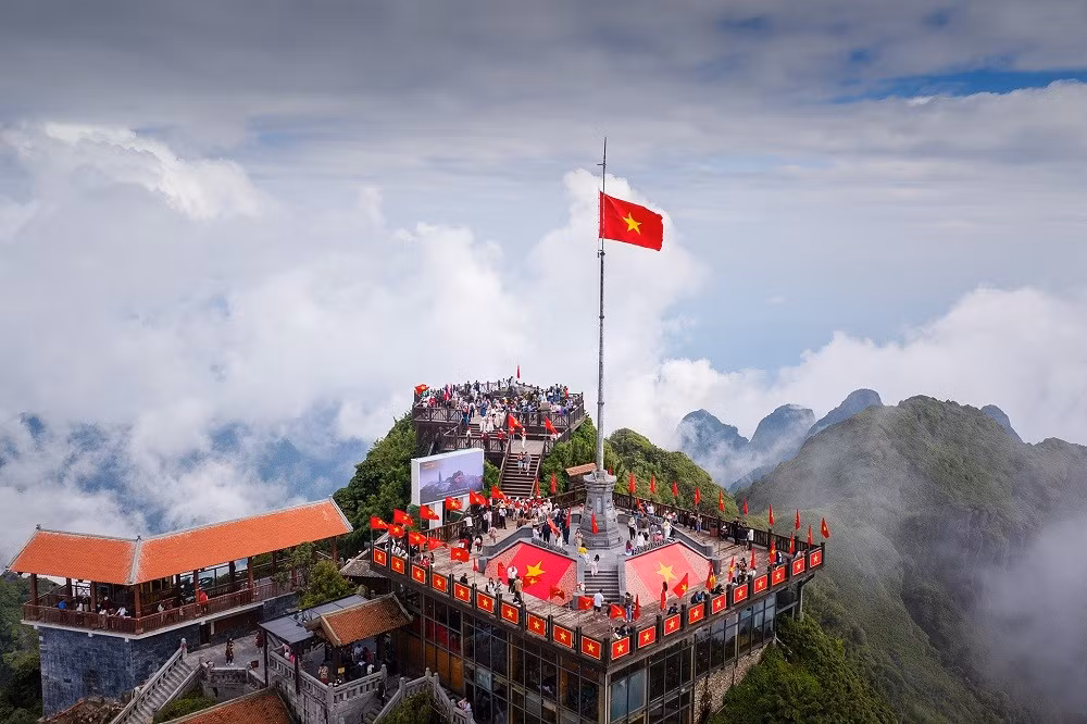 Gallery - Du khách xúc động dự lễ thượng cờ linh thiêng trên đỉnh Fansipan dịp 2/9 - image 5