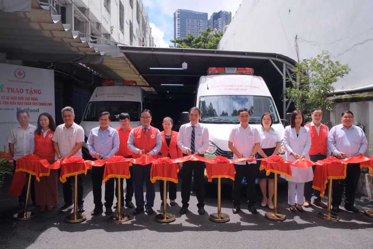 dai-dien-hai-don-vi-cat-bang-khanh-thanh-tai-le-trao-2-chiec-xe-phuc-vu-cong-tac-hien-mau-tren-dia-ban-tp-hcm.jpg