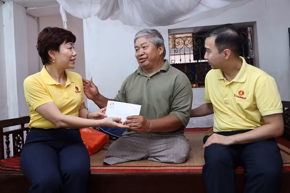ba-phan-thu-huong-pho-chu-tich-quy-thien-tam-cung-can-bo-quy-toi-tham-hoi-tang-qua-tri-an-thuong-binh-nang-tai-ninh-binh-nhan-dip-ky-niem-80-nam-quoc-khanh.jpg